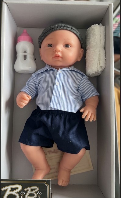 Muñeco Bebé Niño con Sonido de 35 cm con Biberón y Accesorios – Camisa Celeste y Short Azul (XBY3378-14A)