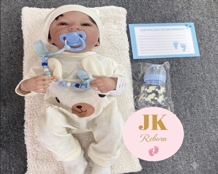 Muñeco Bebé Reborn Realista con Ojos Abiertos - Set Enterizo de Osito Crema con Gorrito y Accesorios Celestes (JK-10)
