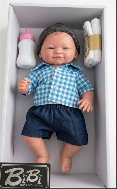 Muñeco Bebé Niño Sonriente con Sonido de 35 cm con Biberón y Accesorios – Camisa a Cuadros y Short Azul (XBY3378-14B)