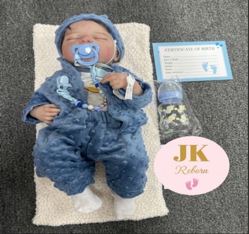 Muñeco Bebé Realista Niño Dormido con 4 Sonidos (Mamá, Papá, Ríe y Llora), Certificado y Brazalete de Nacimiento – Conjunto Azul (JK-14)