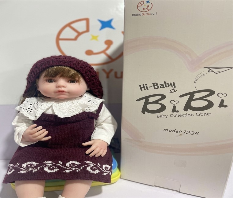 Muñeca Grande de 60 cm con Sonido y Accesorios – Vestido Tejido Guinda con Boina – BiBi (XBY6616)