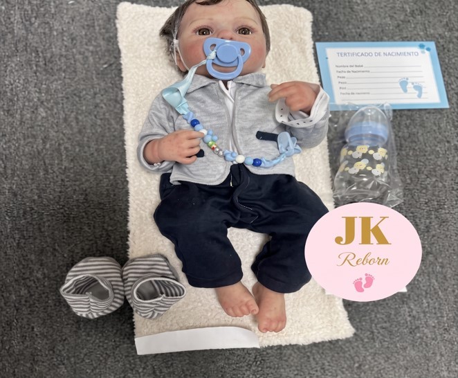 Muñeco Bebé Reborn Realista con Ojos Abiertos - Set Chaqueta Gris, Pantalón Azul y Accesorios Línea JK Reborn (JK-12)