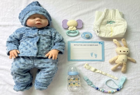 Muñeco Bebé Realista Niño Dormido de 45 cm con Sonajas, Mini Peluche, Certificado y Cintillo de Nacimiento – Conjunto Azul (W-15)